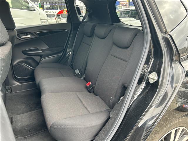 フィットハイブリッド Ｓパッケージ　純正ナビＣＤ／ＤＶＤ／ＴＶ／ＡＭ／ＦＭ／Ｂｌｕｅｔｏｏｔｈ／フルセグ　バックカメラ　ＥＴＣ　前方ドライブレコーダー　クルーズコントロール　純正アルミホイール　スタッドレスタイヤ　スペアキー（21枚目）