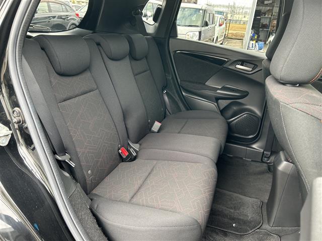 フィットハイブリッド Ｓパッケージ　純正ナビＣＤ／ＤＶＤ／ＴＶ／ＡＭ／ＦＭ／Ｂｌｕｅｔｏｏｔｈ／フルセグ　バックカメラ　ＥＴＣ　前方ドライブレコーダー　クルーズコントロール　純正アルミホイール　スタッドレスタイヤ　スペアキー（22枚目）