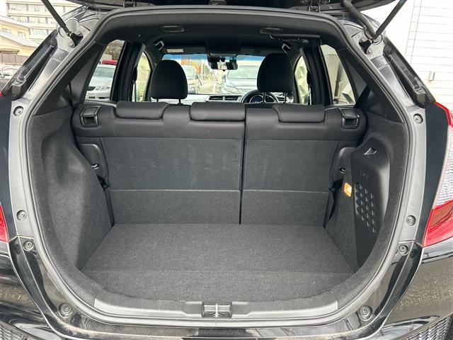 フィットハイブリッド Ｓパッケージ　純正ナビＣＤ／ＤＶＤ／ＴＶ／ＡＭ／ＦＭ／Ｂｌｕｅｔｏｏｔｈ／フルセグ　バックカメラ　ＥＴＣ　前方ドライブレコーダー　クルーズコントロール　純正アルミホイール　スタッドレスタイヤ　スペアキー（23枚目）