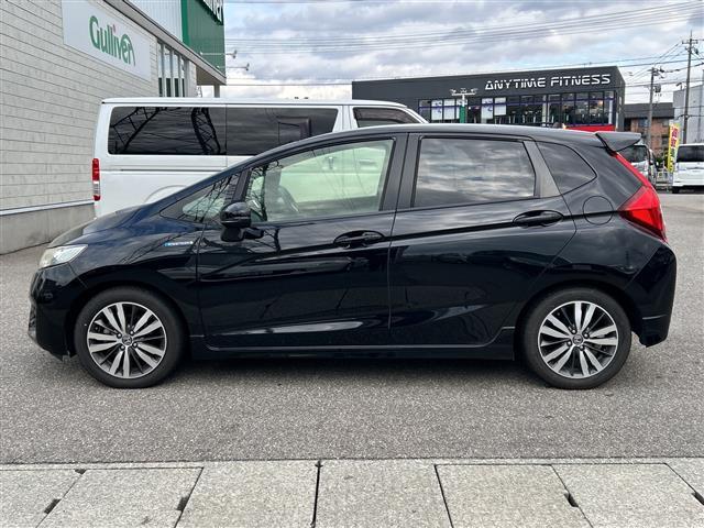 フィットハイブリッド Ｓパッケージ　純正ナビＣＤ／ＤＶＤ／ＴＶ／ＡＭ／ＦＭ／Ｂｌｕｅｔｏｏｔｈ／フルセグ　バックカメラ　ＥＴＣ　前方ドライブレコーダー　クルーズコントロール　純正アルミホイール　スタッドレスタイヤ　スペアキー（29枚目）