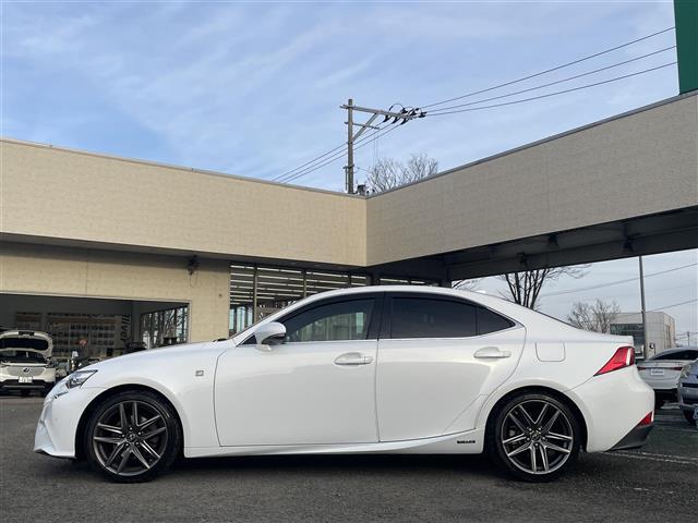 ＩＳ ＩＳ３００ｈ　Ｆスポーツ　１オーナー　純正ＳＤナビ（フルセグＴＶ、ラジオ、ブルーレイ、ＳＤ、ＢＴ）　前後ドラレコ　純正ＡＷ　スペアキー　ビルトインＥＴＣ　追従型クルコン　純正フロアマット　追従型クルコン　ワイパーデアイサー（4枚目）