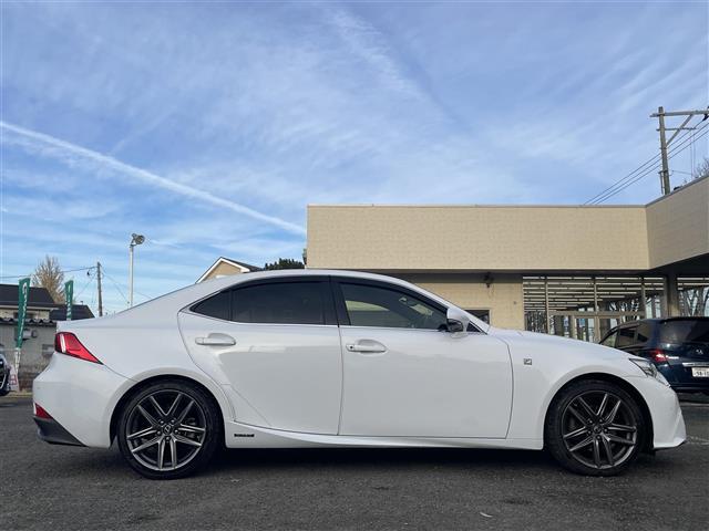 ＩＳ ＩＳ３００ｈ　Ｆスポーツ　１オーナー　純正ＳＤナビ（フルセグＴＶ、ラジオ、ブルーレイ、ＳＤ、ＢＴ）　前後ドラレコ　純正ＡＷ　スペアキー　ビルトインＥＴＣ　追従型クルコン　純正フロアマット　追従型クルコン　ワイパーデアイサー（7枚目）