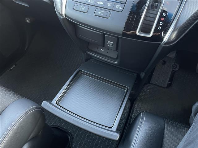 ステップワゴンスパーダ スパーダ・クールスピリット　ホンダセンシング　ワンオーナー　社外ディスプレイオーディオ６．８インチ　純正ドアバイザー　ＡＭ／ＦＭ／Ｂｌｕｅｔｏｏｔｈ／ＵＳＢ／ＡＵＸ　クルーズコントロール　レーンキープアシスト　プリクラッシュセーフティ（23枚目）