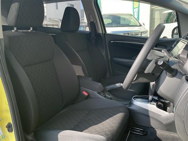 フィット １３Ｇ・Ｓパッケージ　☆ワンオーナー☆純正メモリナビ【フルセグ・ＤＶＤ再生可・ＣＤ・Ｂｌｕｅｔｏｏｔｈ】☆バックカメラ☆ＥＴＣ☆前方ドライブレコーダー☆パドルシフト☆横滑り防止機能☆電動格納ミラー（6枚目）