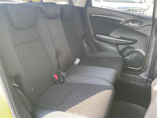 フィット １３Ｇ・Ｓパッケージ　☆ワンオーナー☆純正メモリナビ【フルセグ・ＤＶＤ再生可・ＣＤ・Ｂｌｕｅｔｏｏｔｈ】☆バックカメラ☆ＥＴＣ☆前方ドライブレコーダー☆パドルシフト☆横滑り防止機能☆電動格納ミラー（7枚目）