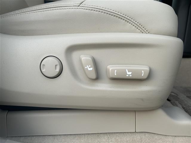 ランドクルーザープラド TX Lパッケージ ワンオーナー サンルーフ クルーズコントロール 純正SDナビ バックカメラ 純正フロアマット レザーシート シートヒーター パワーシート ビルトインETC 3列シート LED スマートキー スペアキー(19枚目)