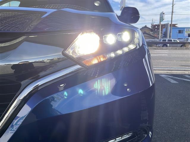 ヴェゼル ハイブリッドＲＳ・ホンダセンシング　純正ナビ　バックカメラ　クルーズコントロール　前方ドライブレコーダー　ステアリングスイッチ　ビルトインＥＴＣ　社外マフラー（ＮＯ－ＢＬＥＳＳＥ）　純正フロアマット　ＬＥＤヘッドライト　スマートキー（8枚目）
