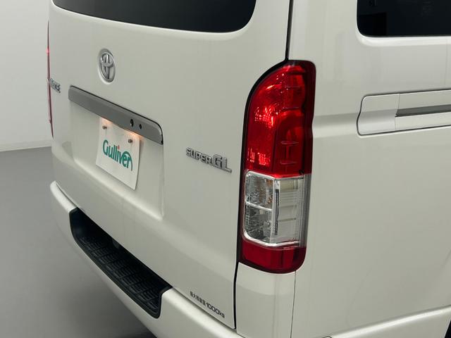 ハイエースバン スーパーＧＬ　ダークプライム　禁煙車　カロッツェリアナビ（ＣＤ・ＤＶＤ・フルセグ・ＢＴ・ＳＤ）フリップダウンモニター　バックカメラ　ＥＴＣ　両側パワースライドドア　横滑り防止　社外フロアマット　社外１６インチＡＷ　オートライト（41枚目）