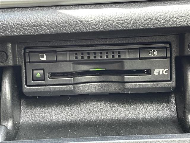 クラウンハイブリッド ロイヤルサルーン　純正ナビ　フルセグＴＶ　ＢＴ　バックカメラ　ビルトインＥＴＣ　純正１６インチＡＷ　レーダークルーズコントロール　ドライブレコーダー　オートライト　クリアランスソナー　純正フロアマット（10枚目）