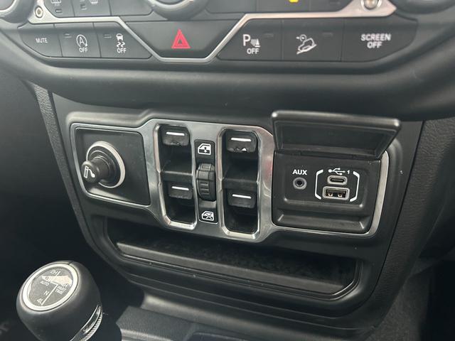 ジープ・ラングラーアンリミテッド サハラ 本革 ACC シートヒーター スマートキー プッシュスタート 純正ナビ DTV BT CarPlay バックカメラ ETC2.0 純正18インチAW 衝突軽減システム クリアランスソナー BSM(24枚目)