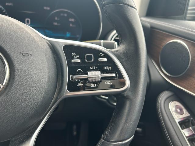 ＧＬＣ ＧＬＣ３００　４マチック　ワンオーナー　純正１０．２５インチナビ　フルセグ　ＥＴＣ２．０　ドラレコ　クルコン　ＬＥＤヘッドランプ　革巻きステアリング　パワーシート／シートヒーター　純正１９インチＡＷ　クロームルーフレール（6枚目）