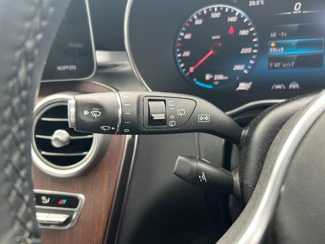 ＧＬＣ ＧＬＣ３００　４マチック　ワンオーナー　純正１０．２５インチナビ　フルセグ　ＥＴＣ２．０　ドラレコ　クルコン　ＬＥＤヘッドランプ　革巻きステアリング　パワーシート／シートヒーター　純正１９インチＡＷ　クロームルーフレール（7枚目）