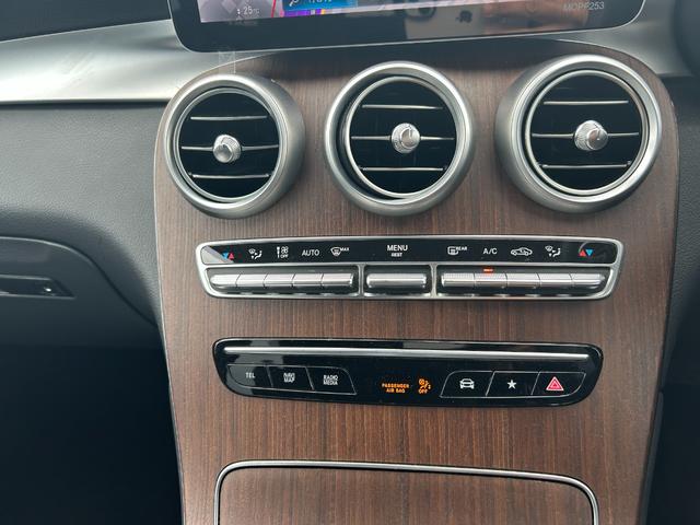 ＧＬＣ ＧＬＣ３００　４マチック　ワンオーナー　純正１０．２５インチナビ　フルセグ　ＥＴＣ２．０　ドラレコ　クルコン　ＬＥＤヘッドランプ　革巻きステアリング　パワーシート／シートヒーター　純正１９インチＡＷ　クロームルーフレール（11枚目）