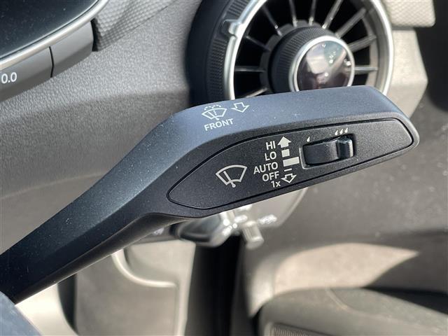 ＴＴＳクーペ ベースグレード　メーカー純正ナビ　Ｂカメラ　ＢＴ　ＤＴＶ　衝突軽減ブレーキ　純正フロアマット　クリアランスソナー　アイドリングストップ　オートライト　ステアリングスイッチ　社外ＦＲドライブレコーダー　ハーフレザー（10枚目）