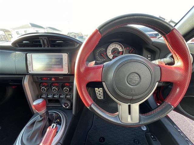 ８６ ＧＴリミテッド　純正ＳＤナビ　Ｂカメラ　ＴＶ　ＢＴ　プッシュスタート　ＥＴＣ　前席シートヒーター　パドルシフト　革ハンドル　純正フロアマット　ドアバイザー　スペアキー　純正１７インチＡＷ（3枚目）