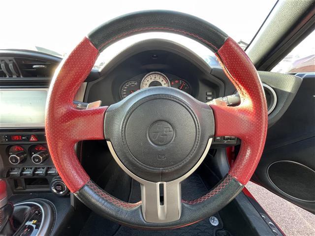 ８６ ＧＴリミテッド　純正ＳＤナビ　Ｂカメラ　ＴＶ　ＢＴ　プッシュスタート　ＥＴＣ　前席シートヒーター　パドルシフト　革ハンドル　純正フロアマット　ドアバイザー　スペアキー　純正１７インチＡＷ（4枚目）