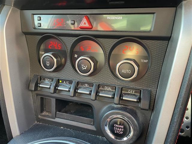８６ ＧＴリミテッド　純正ＳＤナビ　Ｂカメラ　ＴＶ　ＢＴ　プッシュスタート　ＥＴＣ　前席シートヒーター　パドルシフト　革ハンドル　純正フロアマット　ドアバイザー　スペアキー　純正１７インチＡＷ（11枚目）