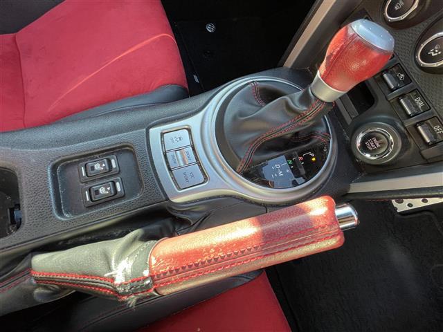 ８６ ＧＴリミテッド　純正ＳＤナビ　Ｂカメラ　ＴＶ　ＢＴ　プッシュスタート　ＥＴＣ　前席シートヒーター　パドルシフト　革ハンドル　純正フロアマット　ドアバイザー　スペアキー　純正１７インチＡＷ（12枚目）