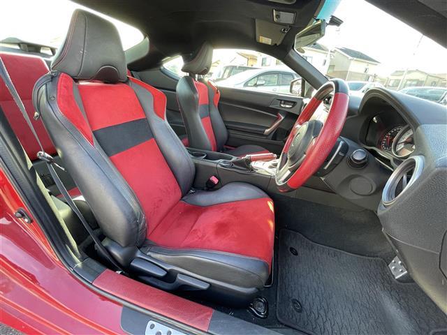 ８６ ＧＴリミテッド　純正ＳＤナビ　Ｂカメラ　ＴＶ　ＢＴ　プッシュスタート　ＥＴＣ　前席シートヒーター　パドルシフト　革ハンドル　純正フロアマット　ドアバイザー　スペアキー　純正１７インチＡＷ（17枚目）