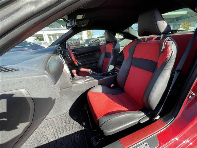 ８６ ＧＴリミテッド　純正ＳＤナビ　Ｂカメラ　ＴＶ　ＢＴ　プッシュスタート　ＥＴＣ　前席シートヒーター　パドルシフト　革ハンドル　純正フロアマット　ドアバイザー　スペアキー　純正１７インチＡＷ（19枚目）