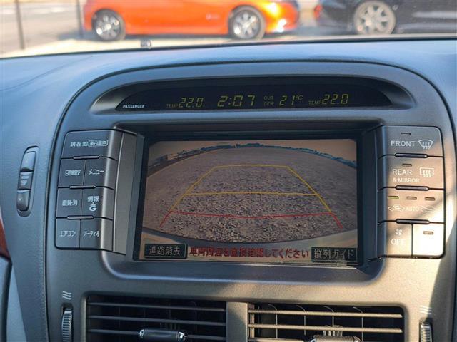 セルシオ Ｃ仕様　Ｆパッケージ　禁煙車　バックモニター　クルコン　ステアリング連動ＨＩＤヘッドランプ　オートライト　純正ＭＯＰナビ　オートエアコン　純正ＯＰ木目調／革巻きコンビステア　後席パワーシート／ヒーター　スマートキー（4枚目）