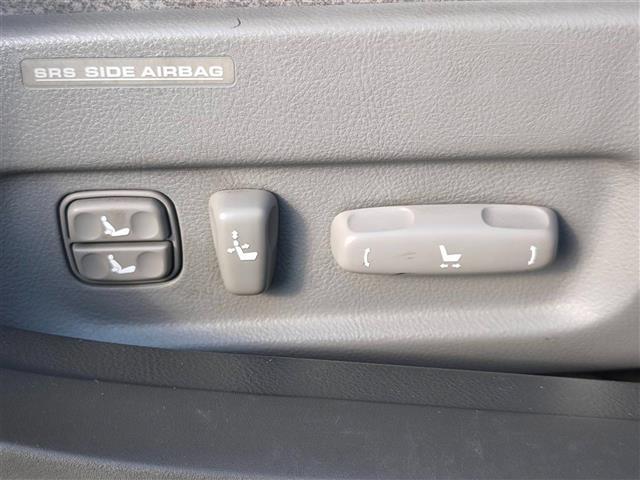 セルシオ Ｃ仕様　Ｆパッケージ　禁煙車　バックモニター　クルコン　ステアリング連動ＨＩＤヘッドランプ　オートライト　純正ＭＯＰナビ　オートエアコン　純正ＯＰ木目調／革巻きコンビステア　後席パワーシート／ヒーター　スマートキー（6枚目）