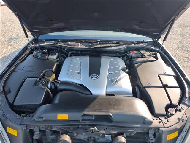 セルシオ Ｃ仕様　Ｆパッケージ　禁煙車　バックモニター　クルコン　ステアリング連動ＨＩＤヘッドランプ　オートライト　純正ＭＯＰナビ　オートエアコン　純正ＯＰ木目調／革巻きコンビステア　後席パワーシート／ヒーター　スマートキー（8枚目）