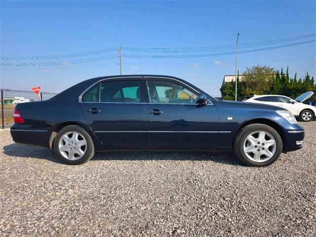 セルシオ Ｃ仕様　Ｆパッケージ　禁煙車　バックモニター　クルコン　ステアリング連動ＨＩＤヘッドランプ　オートライト　純正ＭＯＰナビ　オートエアコン　純正ＯＰ木目調／革巻きコンビステア　後席パワーシート／ヒーター　スマートキー（13枚目）