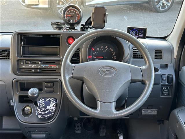 ハイゼットカーゴ クルーズ　ＭＴ車　社外ＥＴＣ　レーダー探知機　両側スライドドア　純正フロアマット　サイドバイザー　オーバーヘッドシェルフ　リモコンキー　取扱説明書（4枚目）