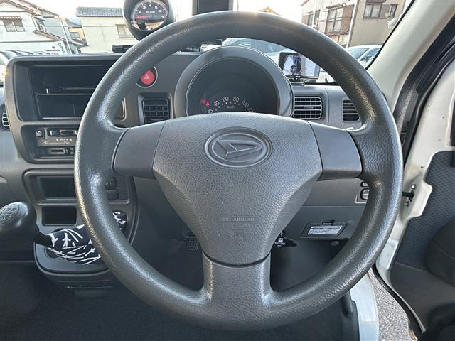 ハイゼットカーゴ クルーズ　ＭＴ車　社外ＥＴＣ　レーダー探知機　両側スライドドア　純正フロアマット　サイドバイザー　オーバーヘッドシェルフ　リモコンキー　取扱説明書（5枚目）