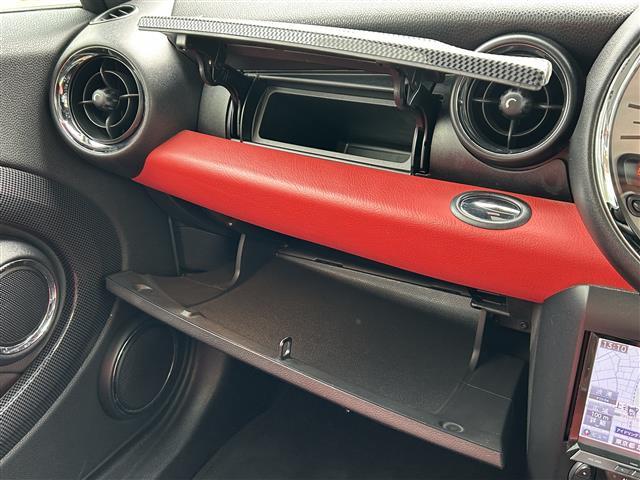 ＭＩＮＩ クーパーＳ　ワンオーナー／ダブルサンルーフ／社外ＨＤＤナビ／ＣＤ／ＤＶＤ／ＦＭ・ＡＭ／Ｂｌｕｅｔｏｏｔｈ／バックカメラ／全天球ドライブレコーダー／赤レザーシート／純正１７インチアルミホイール／カーボン調インパネ（16枚目）