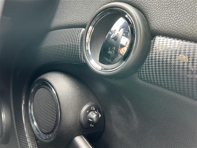 ＭＩＮＩ クーパーＳ　ワンオーナー／ダブルサンルーフ／社外ＨＤＤナビ／ＣＤ／ＤＶＤ／ＦＭ・ＡＭ／Ｂｌｕｅｔｏｏｔｈ／バックカメラ／全天球ドライブレコーダー／赤レザーシート／純正１７インチアルミホイール／カーボン調インパネ（17枚目）