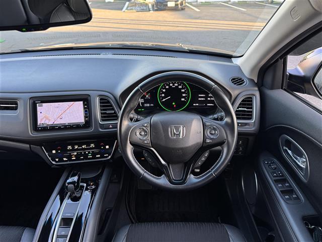 ヴェゼル ハイブリッドＺ・ホンダセンシング　ワンオーナー車　ホンダセンシング　衝突軽減ブレーキ　レーンキープ　レーダークルーズ　純正ナビ　フルセグＴＶ　Ｂｌｕｅｔｏｏｔｈ　バックカメラ　シートヒーター　前後ドラレコ　ＬＥＤライト　ＥＴＣ（12枚目）