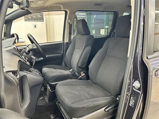 ヴォクシー Ｖ　・４ＷＤ・社外ナビ／フルセグＴＶ／ＤＶＤ／ＣＤ／ＳＤ／ＢＴ・バックカメラ・左側パワースライドドア・社外エンジンスターター・クルーズコントロール・オートマチックハイビーム・アイドリングストップ（24枚目）