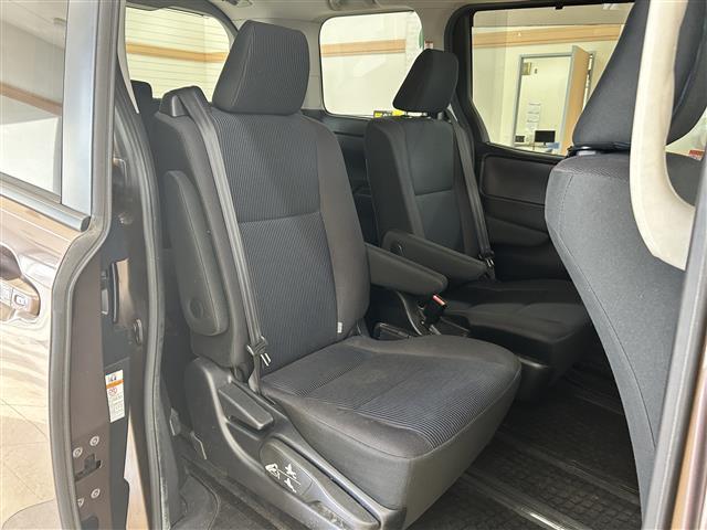 ノア Ｘ　・４ＷＤ・寒冷地仕様・社外ナビ／フルセグＴＶ／ＤＶＤ／ＣＤ／ＢＴ・バックカメラ・ＡＬＰＩＮＥリヤフリップダウンモニター・社外エンジンスターター・ドライブレコーダー・両側パワースライドドア・ＥＴＣ（21枚目）