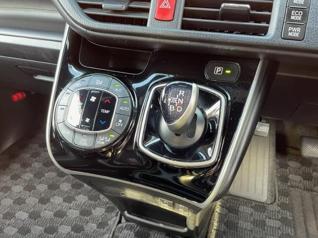 ヴォクシー ハイブリッドＺＳ　煌ＩＩＩ　ワンオーナー　純正９インチＳＤナビ【ＮＳＺＴ－Ｙ６８Ｔ】　ＤＴＶ／ＳＤ／ＣＤ／ＤＶＤ／ＲＥＣ／ＢＴ　バックカメラ　ＥＴＣ２．０　両側パワースライドドア　前後ドラレコ　純正１６インチアルミ（10枚目）