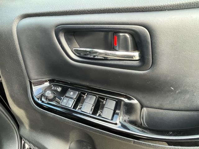 ヴォクシー ハイブリッドＺＳ　煌ＩＩＩ　ワンオーナー　純正９インチＳＤナビ【ＮＳＺＴ－Ｙ６８Ｔ】　ＤＴＶ／ＳＤ／ＣＤ／ＤＶＤ／ＲＥＣ／ＢＴ　バックカメラ　ＥＴＣ２．０　両側パワースライドドア　前後ドラレコ　純正１６インチアルミ（17枚目）