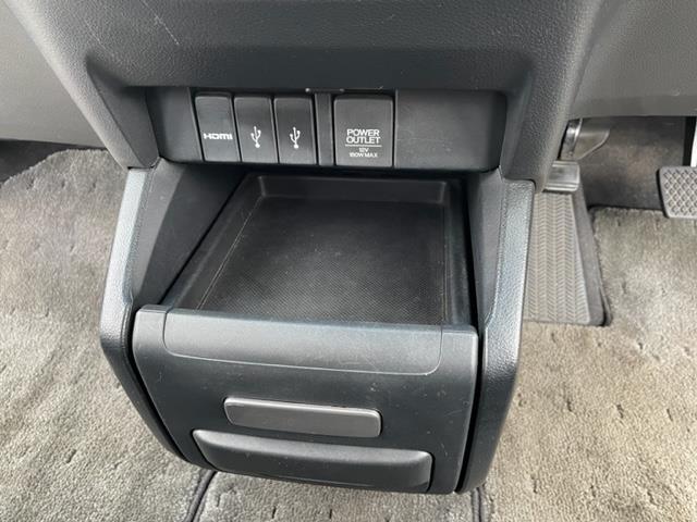 オデッセイ アブソルート・２０ｔｈアニバーサリー　純正インターナビ　ＤＴＶ／ラジオ／ＣＤ／ＤＶＤ／ＢＴ／ＵＳＢ×２／ＨＤＭＩ　バックカメラ　純正フリップダウンモニター【ＶＭ－１５５ＥＮ】　両側パワースライドドア　ビルトインＥＴＣ　ドライブレコーダー（10枚目）