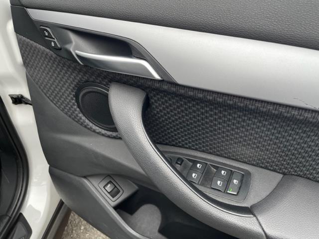 Ｘ１ ｓＤｒｉｖｅ　１８ｉ　純正ナビ　バックカメラ　クリアランスソナー　ＥＴＣ内蔵バックミラー　ドライブレコーダー　オートマチックトランクリッド　インテリジェントセーフティ　純正１７インチＡＷ（18枚目）