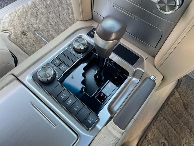 ランドクルーザー ＡＸ　ワンオーナー　純正ナビ　ＤＶＤ／ＣＤ／ＤＶＤ／ＢＲ／ＢＴ　全方位カメラ　クリアランスソナー　ビルトインＥＴＣ２．０　ドライブレコーダー　ブラインドスポットモニター　純正１８インチＡＷ（10枚目）