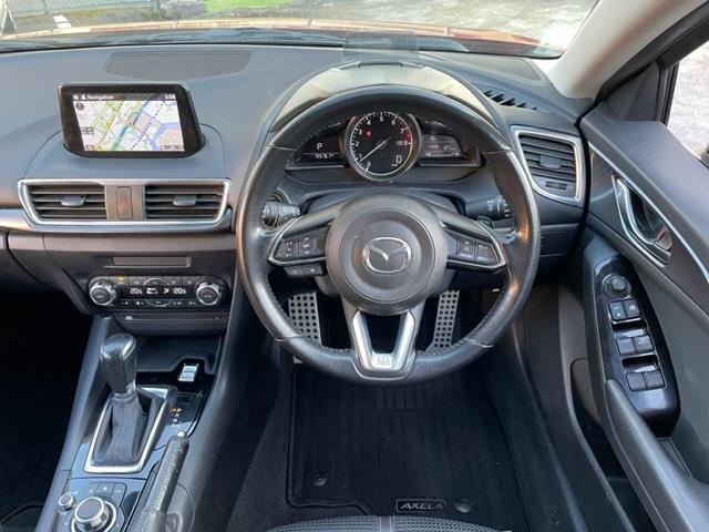 アクセラスポーツ １５Ｓ　プロアクティブ　ワンオーナー　純正ナビ　ＤＴＶ／ＣＤ／ＤＶＤ／ＢＴ　バックカメラ　ヘッドアップディスプレイ　ＥＴＣ　クルーズコントロール　ブラインドスポットモニター　純正１６インチＡＷ　パドルシフト付きステアリング（2枚目）