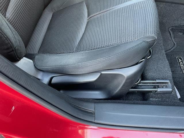 アクセラスポーツ １５Ｓ　プロアクティブ　ワンオーナー　純正ナビ　ＤＴＶ／ＣＤ／ＤＶＤ／ＢＴ　バックカメラ　ヘッドアップディスプレイ　ＥＴＣ　クルーズコントロール　ブラインドスポットモニター　純正１６インチＡＷ　パドルシフト付きステアリング（19枚目）