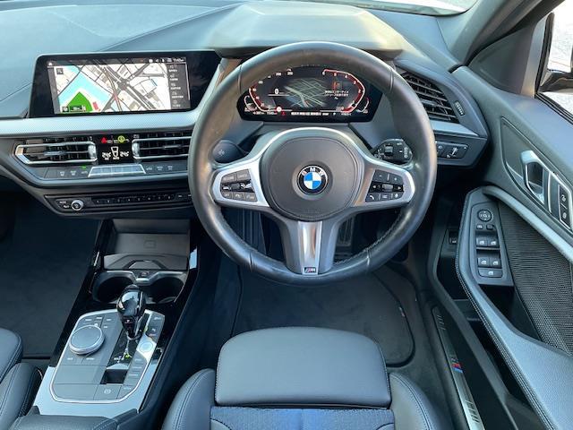 １シリーズ １１８ｄ　Ｍスポーツ　エディションジョイ＋　ワンオーナー　純正ナビ　バックカメラ　クリアランスソナー　ハーフレザーシート　Ｄ席パワーシート　オートマチックトランクリッド　ＥＴＣ内蔵バックミラー　純正１８インチＡＷ　スマートキー×２（2枚目）