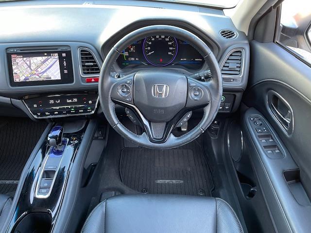 ヴェゼル ハイブリッドＺ　純正インターナビ　ＤＴＶ／ＣＤ／ＤＶＤ／ＵＳＢ／ＨＤＭＩ／ＢＴ　バックカメラ　レザーシート　シートヒーター　シティーブレーキアクティブシステム　ビルトインＥＴＣ　前後ドライブレコーダー　スマートキー（2枚目）