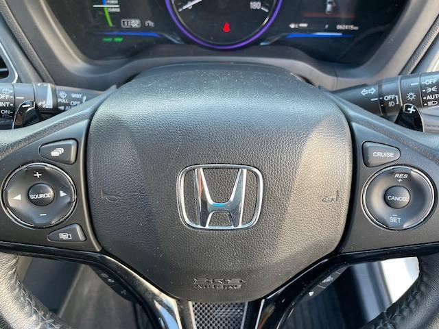 ヴェゼル ハイブリッドＺ　純正インターナビ　ＤＴＶ／ＣＤ／ＤＶＤ／ＵＳＢ／ＨＤＭＩ／ＢＴ　バックカメラ　レザーシート　シートヒーター　シティーブレーキアクティブシステム　ビルトインＥＴＣ　前後ドライブレコーダー　スマートキー（3枚目）