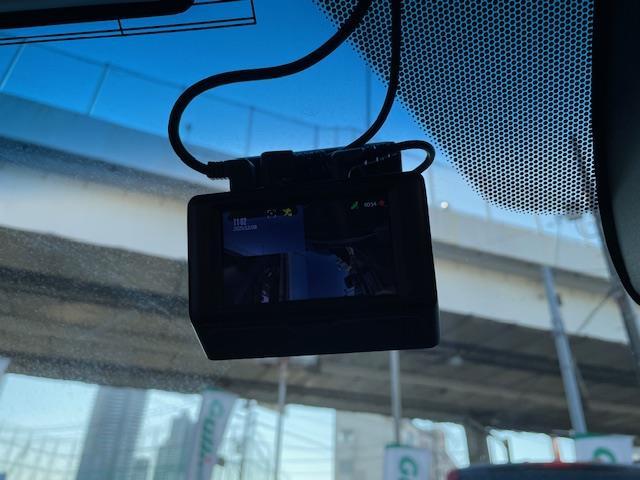 ヴェゼル ハイブリッドＺ　純正インターナビ　ＤＴＶ／ＣＤ／ＤＶＤ／ＵＳＢ／ＨＤＭＩ／ＢＴ　バックカメラ　レザーシート　シートヒーター　シティーブレーキアクティブシステム　ビルトインＥＴＣ　前後ドライブレコーダー　スマートキー（6枚目）