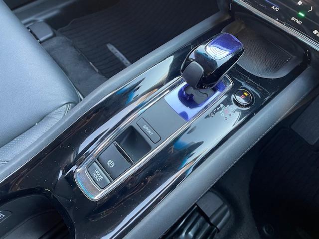 ヴェゼル ハイブリッドＺ　純正インターナビ　ＤＴＶ／ＣＤ／ＤＶＤ／ＵＳＢ／ＨＤＭＩ／ＢＴ　バックカメラ　レザーシート　シートヒーター　シティーブレーキアクティブシステム　ビルトインＥＴＣ　前後ドライブレコーダー　スマートキー（10枚目）