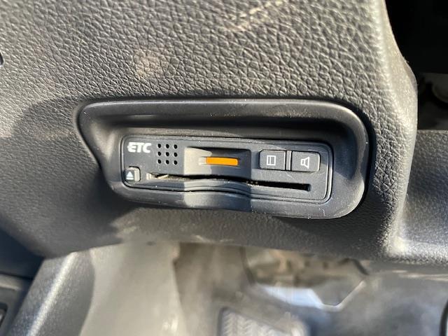 ヴェゼル ハイブリッドＺ　純正インターナビ　ＤＴＶ／ＣＤ／ＤＶＤ／ＵＳＢ／ＨＤＭＩ／ＢＴ　バックカメラ　レザーシート　シートヒーター　シティーブレーキアクティブシステム　ビルトインＥＴＣ　前後ドライブレコーダー　スマートキー（12枚目）