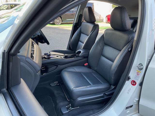 ヴェゼル ハイブリッドＺ　純正インターナビ　ＤＴＶ／ＣＤ／ＤＶＤ／ＵＳＢ／ＨＤＭＩ／ＢＴ　バックカメラ　レザーシート　シートヒーター　シティーブレーキアクティブシステム　ビルトインＥＴＣ　前後ドライブレコーダー　スマートキー（17枚目）