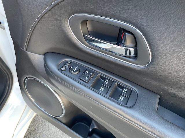 ヴェゼル ハイブリッドＺ　純正インターナビ　ＤＴＶ／ＣＤ／ＤＶＤ／ＵＳＢ／ＨＤＭＩ／ＢＴ　バックカメラ　レザーシート　シートヒーター　シティーブレーキアクティブシステム　ビルトインＥＴＣ　前後ドライブレコーダー　スマートキー（18枚目）